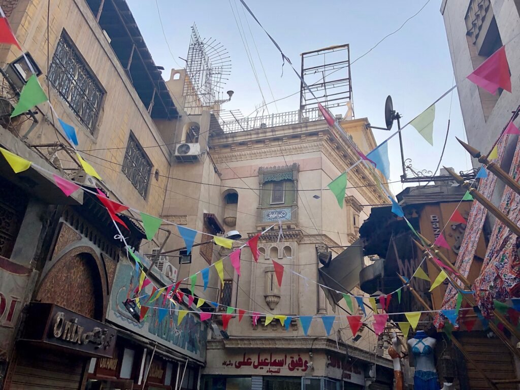 زينة ملوّنة متعلّقة فوق شارع جنب خان الخليلي في القاهرة القديمة.