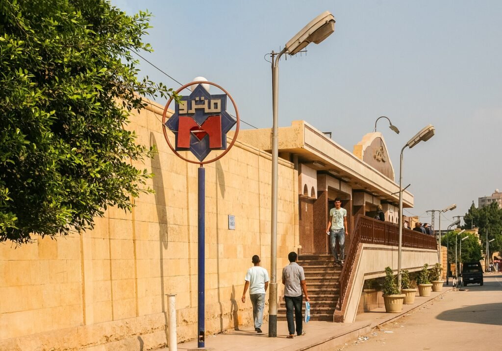 مدخل محطة مترو في مصر القديمة، وبوابات التذاكر جوه محطة مترو في القاهرة.