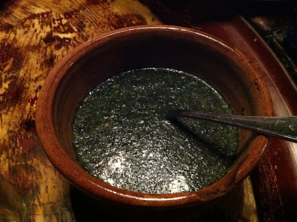 La mouloukhiya en pot de terre, le plat maison préféré des Égyptiens.