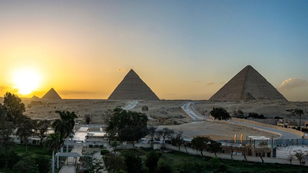 أهرامات الجيزة وقت الغروب