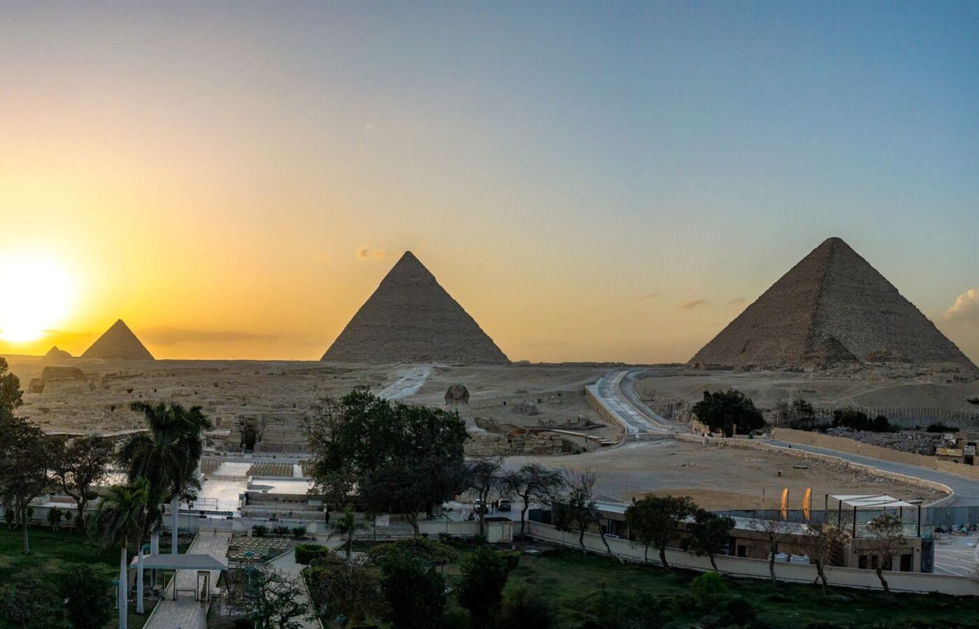 أهرامات الجيزة وقت الغروب